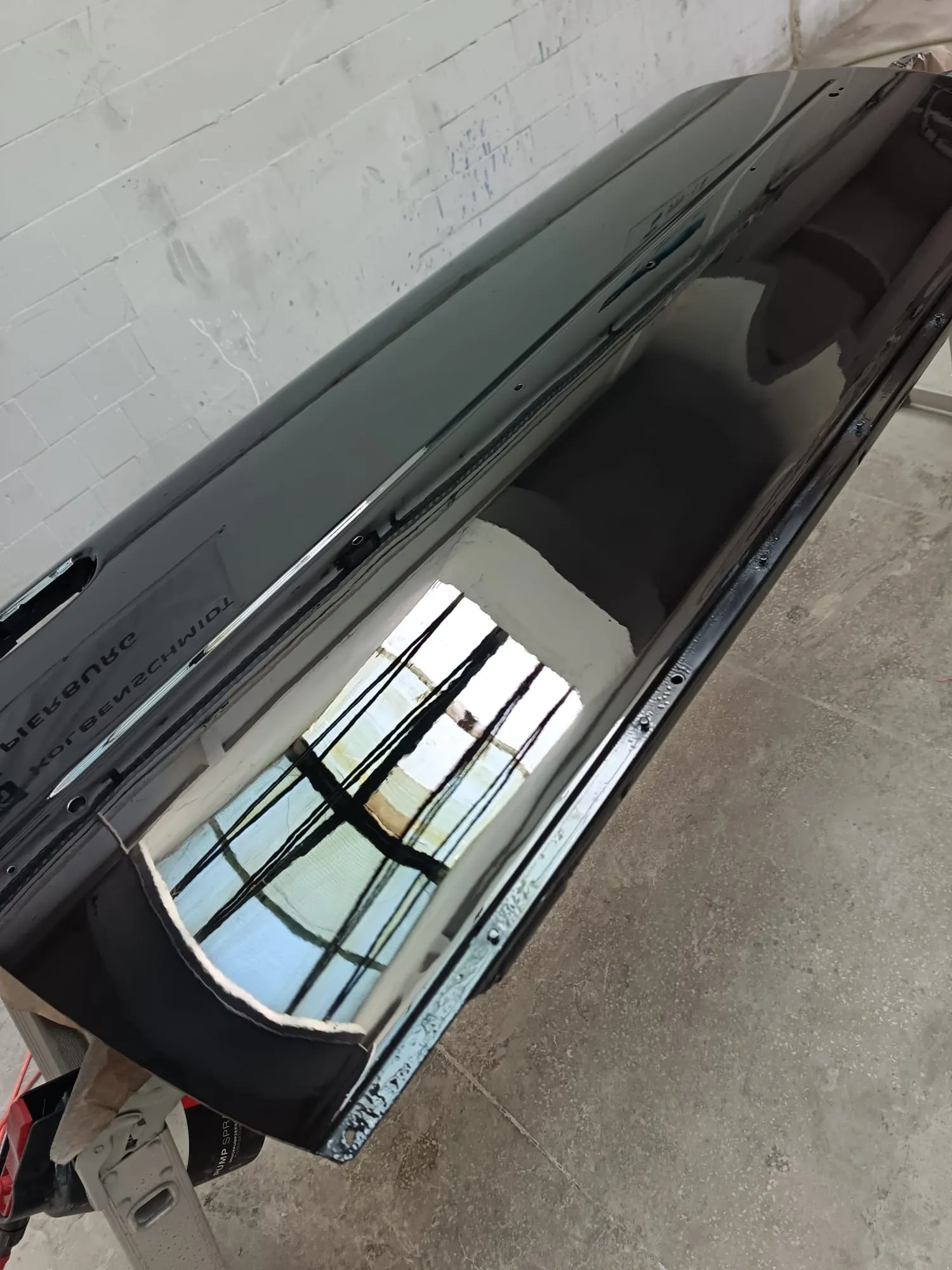 Ușa de Audi A3 după vopsire, în negru lucios, cu marginea inferioară refăcută complet